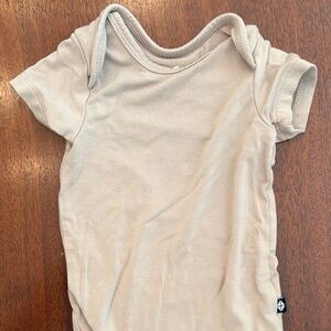 Kyte BABY Taupe Short Sleeve Onesie